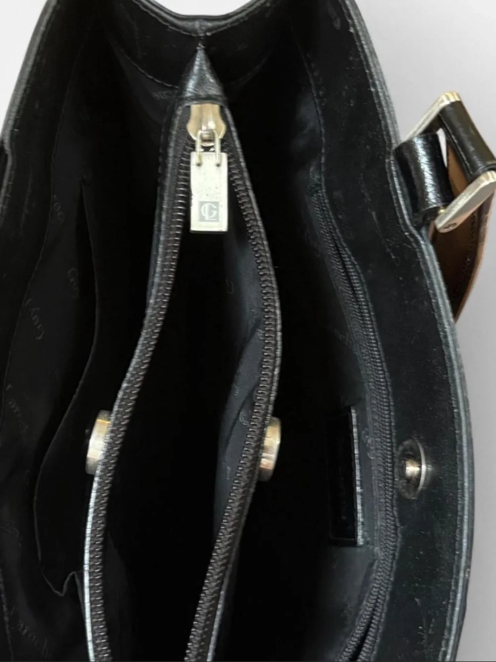 Guy Laroche Leather Shoulder Bag <3